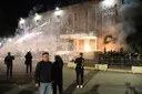 Demonstranti bacali Molotovljeve koktele na zgradu Vlade Albanije, policija odgovorila suzavcima