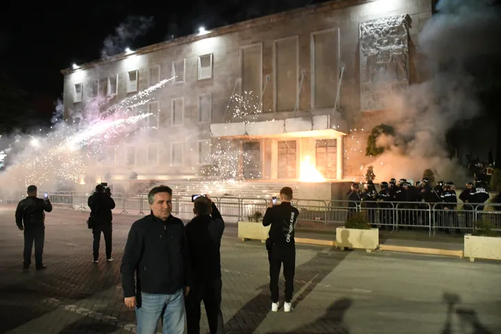 Demonstranti bacali Molotovljeve koktele na zgradu Vlade Albanije, policija odgovorila suzavcima