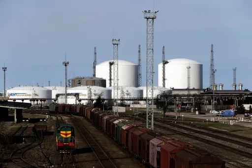 Цените на нафтата паднаа за 10% откако Трамп ги одложи нападите врз енергетскиот сектор на Иран