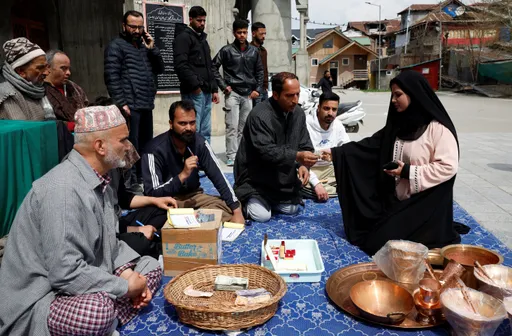 कश्मीर के बडगाम में ईरान के समर्थन में लोगों ने किया दान, सोना-चांदी और नकद की पेशकश की