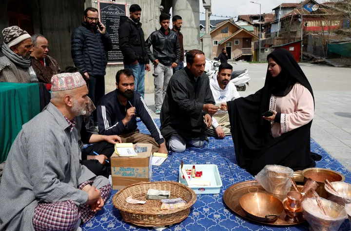 कश्मीर के बडगाम में ईरान के समर्थन में लोगों ने किया दान, सोना-चांदी और नकद की पेशकश की