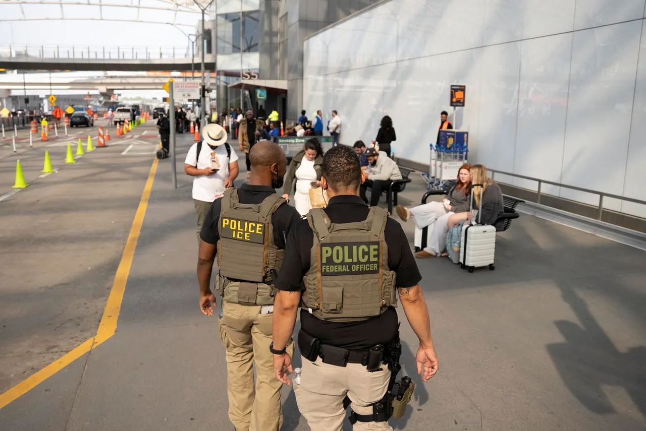 Агентите на ИЦЕ почнаа да се распоредуваат на американските аеродроми