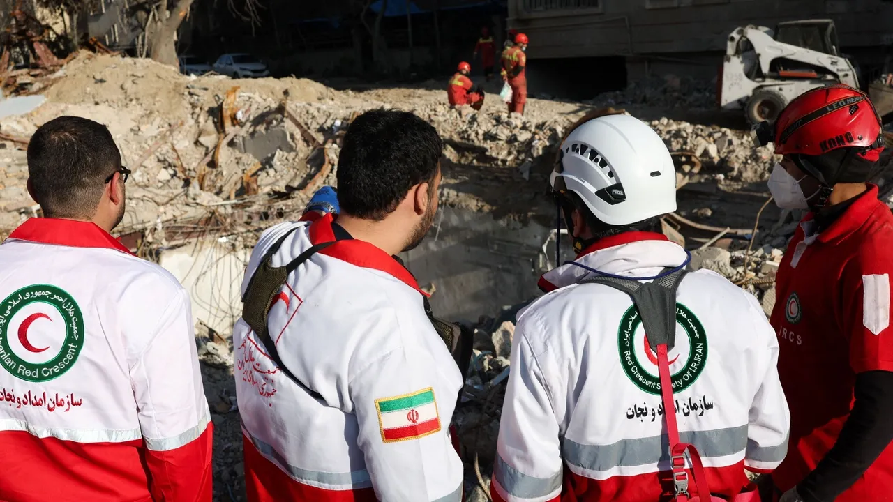 Israel lança novos ataques a Teerão enquanto o Irão visa locais no Golfo