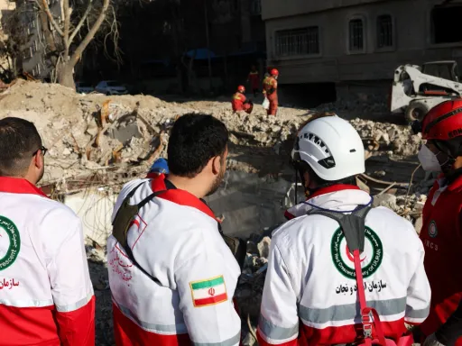 Israel lança novos ataques a Teerão enquanto o Irão visa locais no Golfo