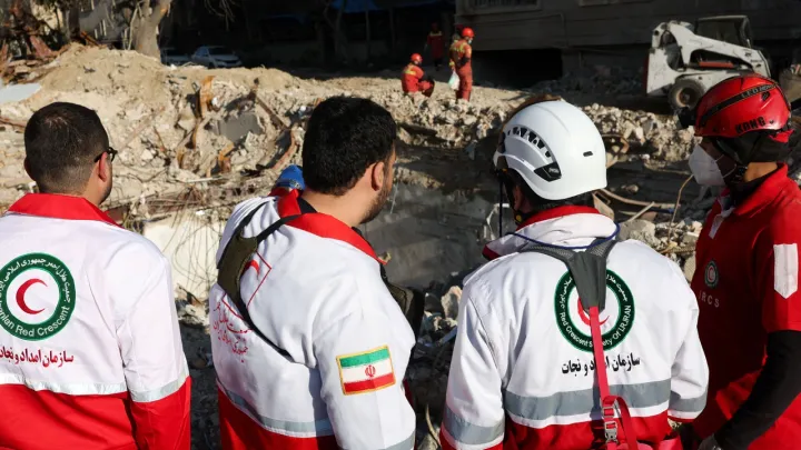 Israel lança novos ataques a Teerão enquanto o Irão visa locais no Golfo