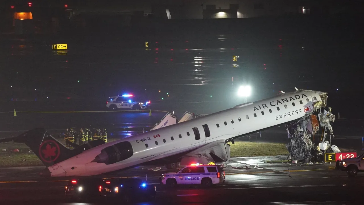 Нью- Йорктың LaGuardia әуежайында апат: екі ұшқыш қаза тапты
