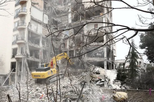 Pese a la suspensión anunciada por Trump, ataques a Irán y despliegue militar continúan: reportes