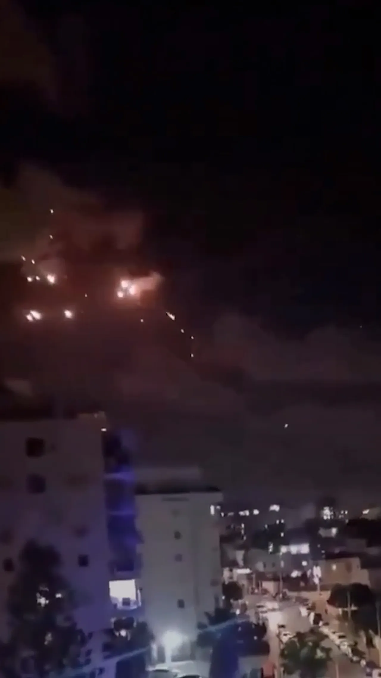 Rudal balistik dan munisi cluster Iran menembus sistem pertahanan udara Israel