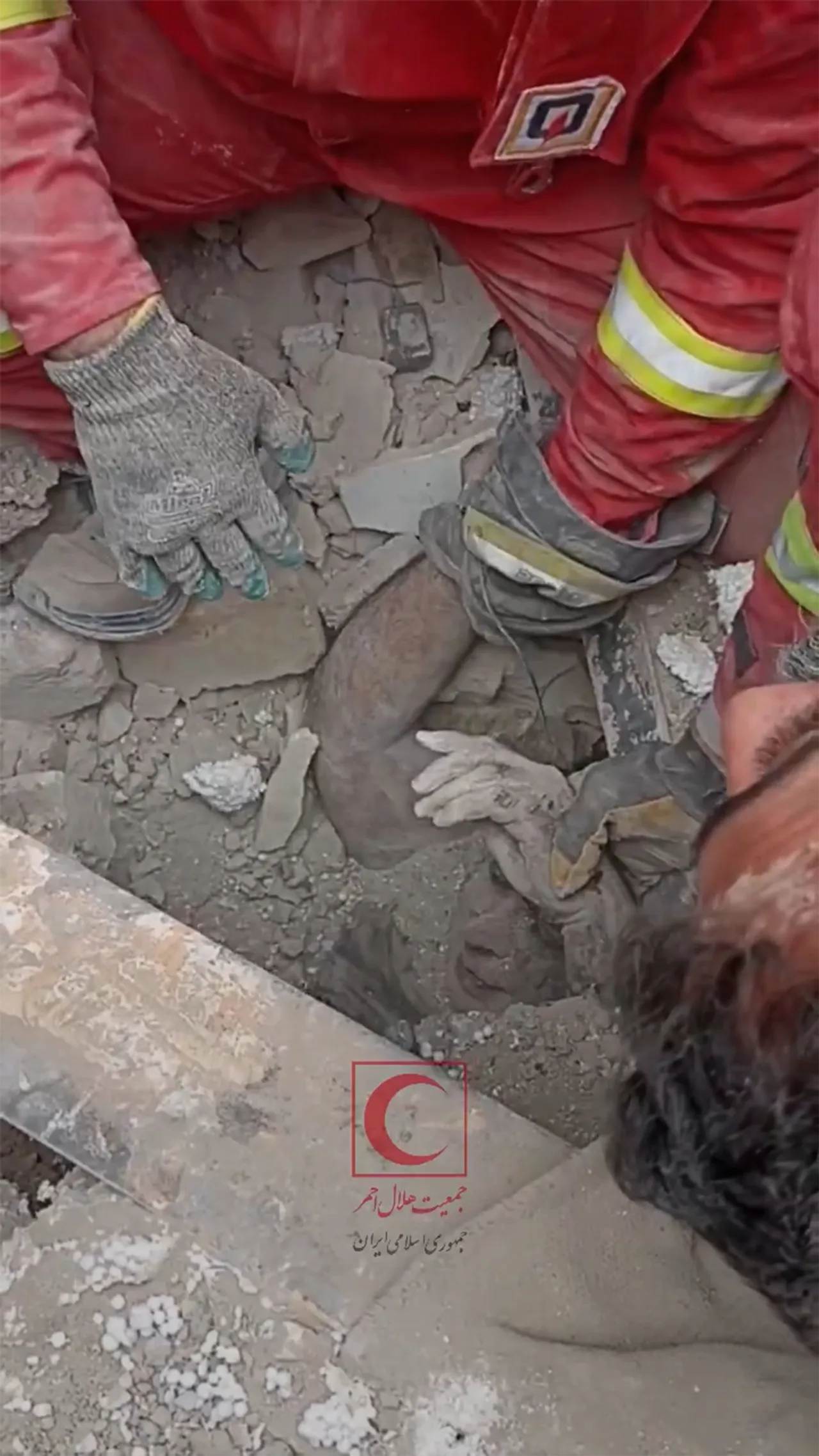 Relawan Iran evakuasi korban selamat yang tertimbun setelah serangan udara AS-Israel di Tehran