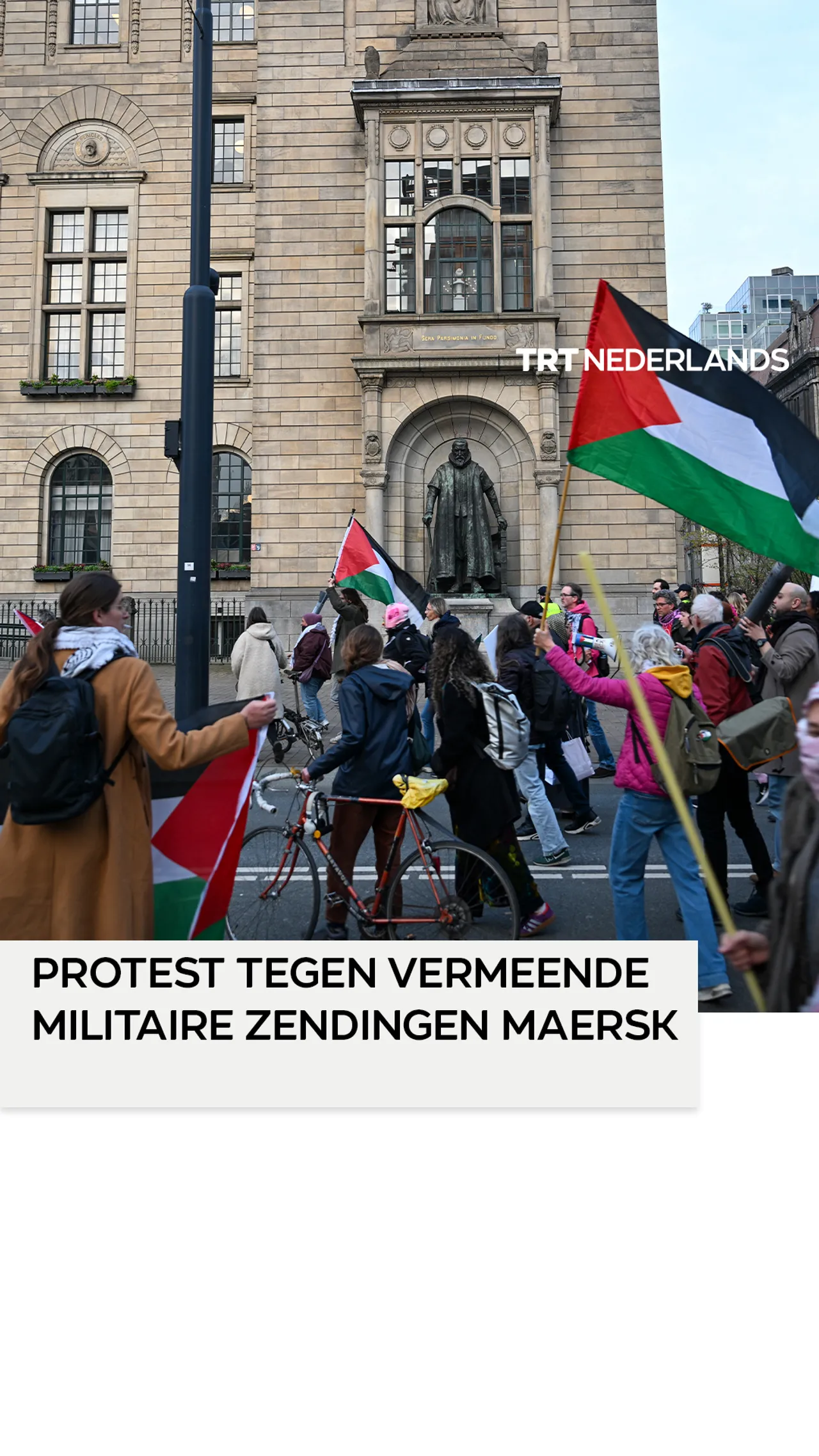 Activisten protesteren voor kantoor van Maersk in Rotterdam