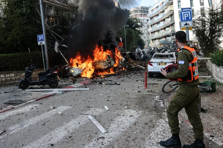 صواريخ إيرانية تخترق الدفاعات الإسرائيلية.. وقصف أمريكي-إسرائيلي يستهدف منشآت غاز داخل إيران