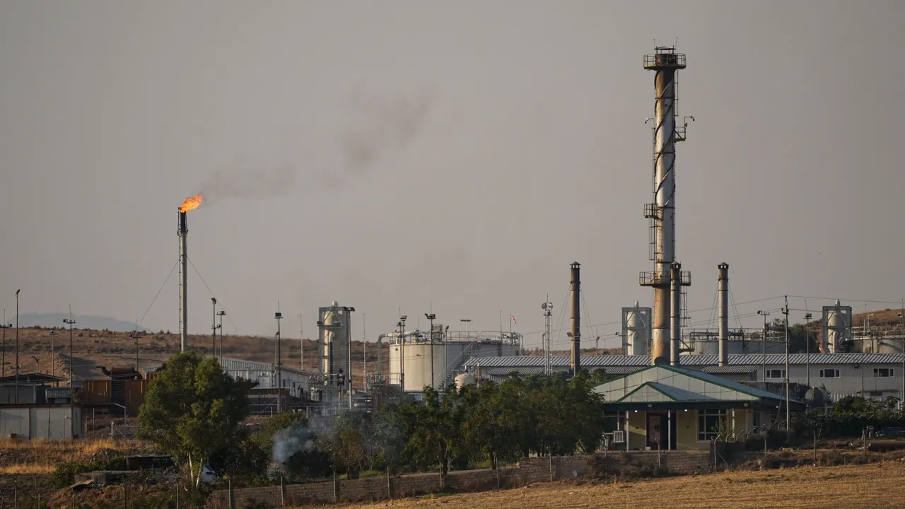 بعد تراجع أعقب تصريحات ترمب.. النفط يرتفع طفيفاً والذهب يواصل الانخفاض