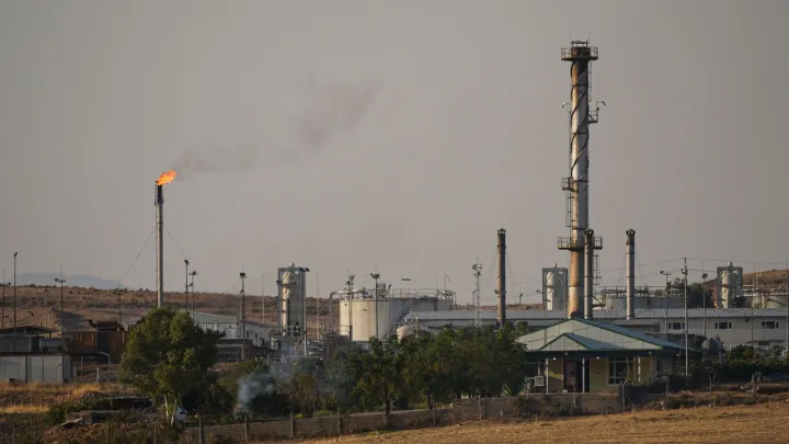 بعد تراجع أعقب تصريحات ترمب.. النفط يرتفع طفيفاً والذهب يواصل الانخفاض