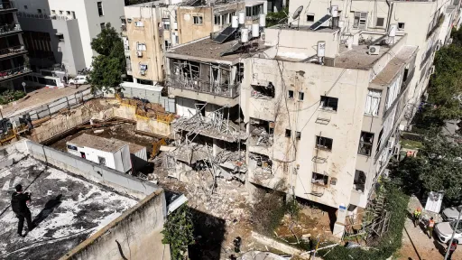 إيران تعلن قصف مواقع بإسرائيل وقواعد أمريكية بالمنطقة.. وإعلام عبري: إصابات وأضرار بـ7 هجمات صاروخية