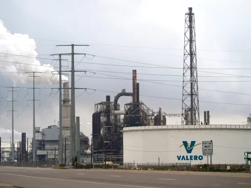 Explosão atinge refinaria da Valero no Texas, incêndio deflagra