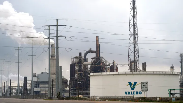 Explosão atinge refinaria da Valero no Texas, incêndio deflagra