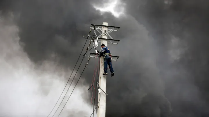 تداوم حملات هوایی به ایران و سیگنال‌های متناقض واشنگتن و تهران درباره مذاکره