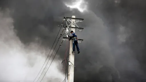 تداوم حملات هوایی به ایران و سیگنالهای متناقض واشنگتن و تهران درباره مذاکره