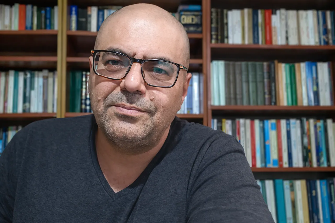 Он оставил библиотеку под бомбами: как война в Ливане ломает судьбы