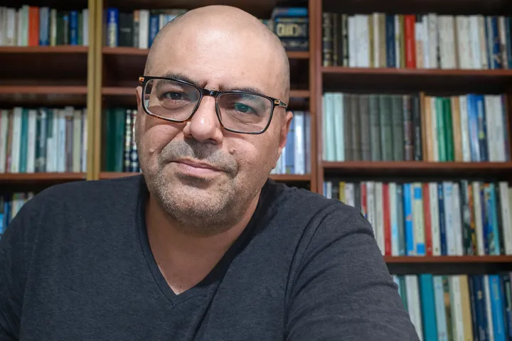 Он оставил библиотеку под бомбами: как война в Ливане ломает судьбы