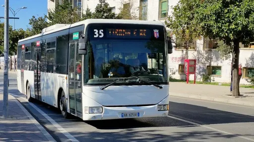 Shqipëri, operatorët e transportit publik paralajmërojnë ulje me 30 për qind të flotës së autobusëve