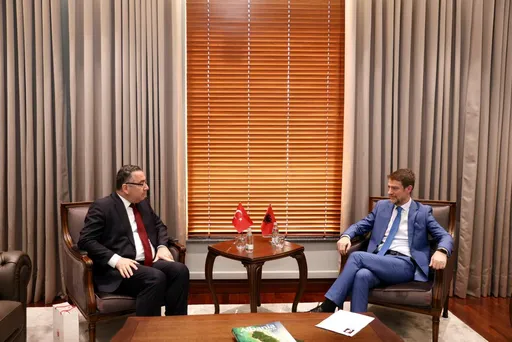 Ministri i jashtëm shqiptar Hoxha pret në takim ambasadorin turk Atay