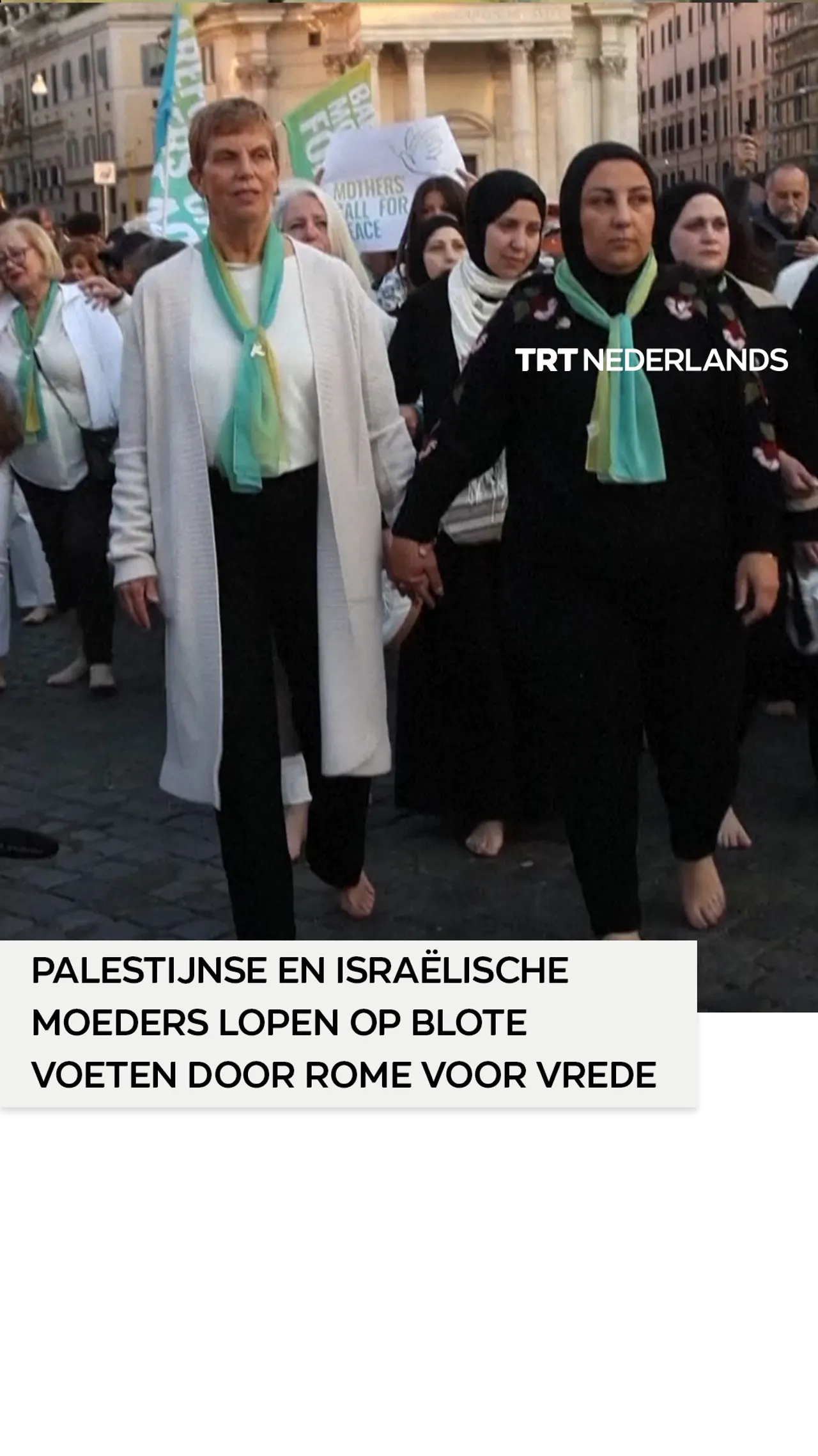 Palestijnse en Israëlische moeders lopen op blote voeten door Rome voor vrede