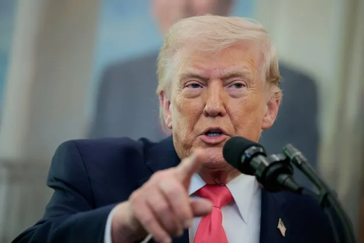 Trump oo laga yaabo inuu qabsado Jasiiradda Kharg haddii ay fashilmaan wadahadallada Iiraan