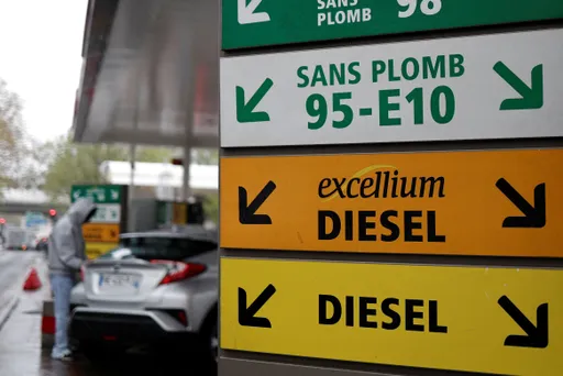 Brandstofcrisis zet Den Haag onder druk: Kabinet kiest voor voorzichtigheid ondanks felle kritiek