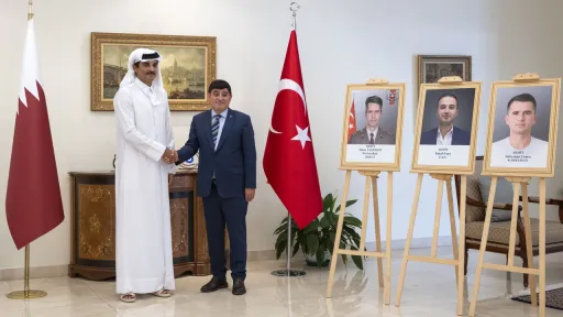 أمير قطر يزور سفارة أنقرة ويقدم التعازي لتركيا في شهداء حادث المروحية القطرية