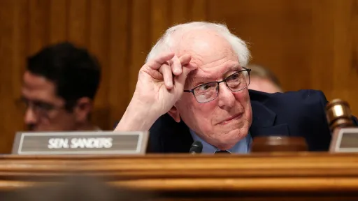 سندرز: آمریکا و اسرائیل آغازگر جنگ با ایران بودند؛ اجازه ارسال ۲۰ هزار بمب را نمی‌دهیم