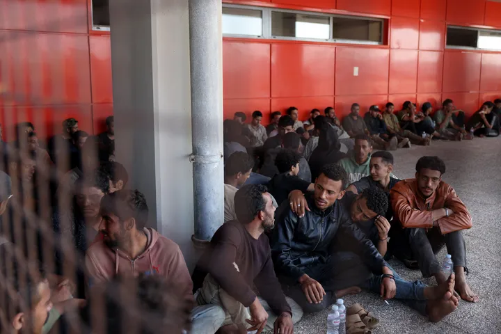 Греция жестоко обращается с мигрантами - Frontex