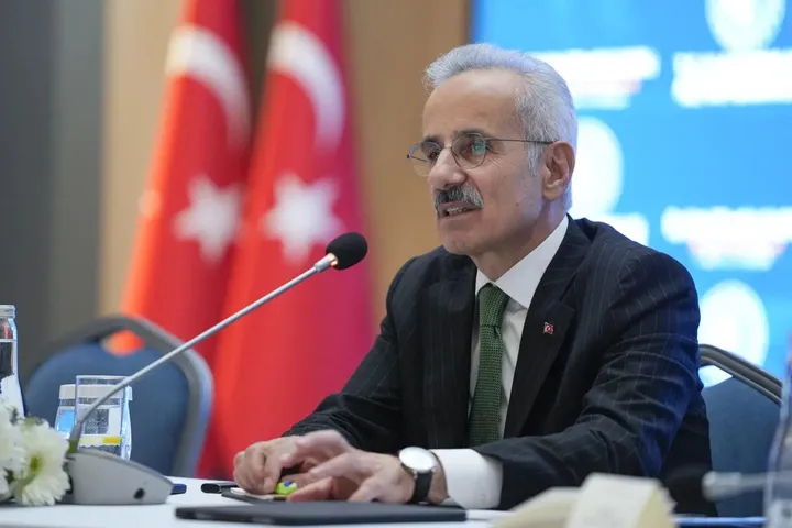 Ministri i transportit: Një tanker nafte, i operuar nga Türkiye, u sulmua pranë Istanbulit