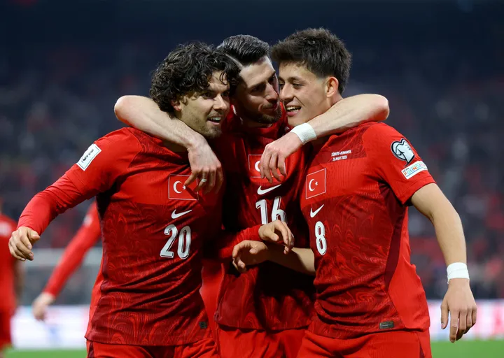 Türkiye edges Romania to move within one game of World Cup return