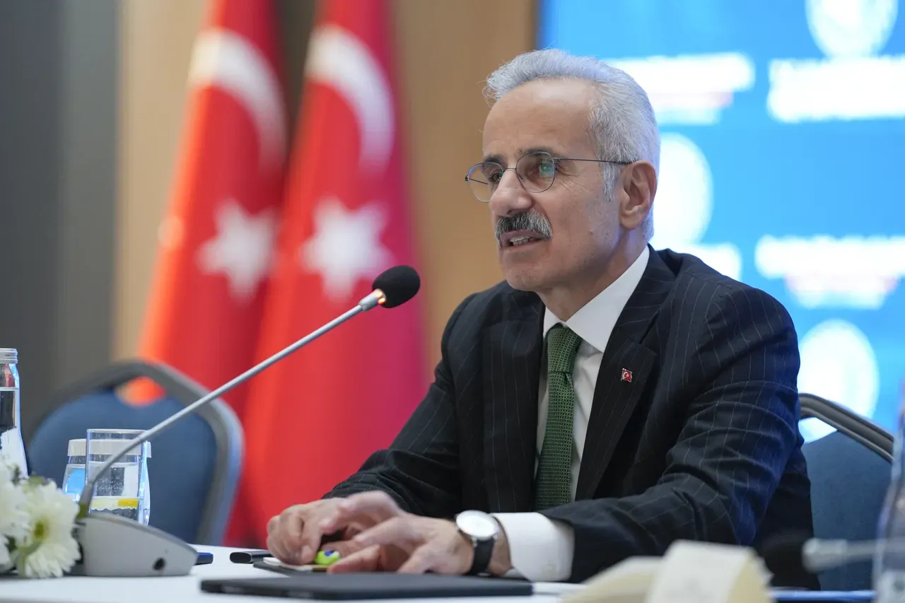 Ministri turk  Hekurudha moderne e Hixhazit do të krijojë rrugë alternative tregtare ndaj Hormuzit