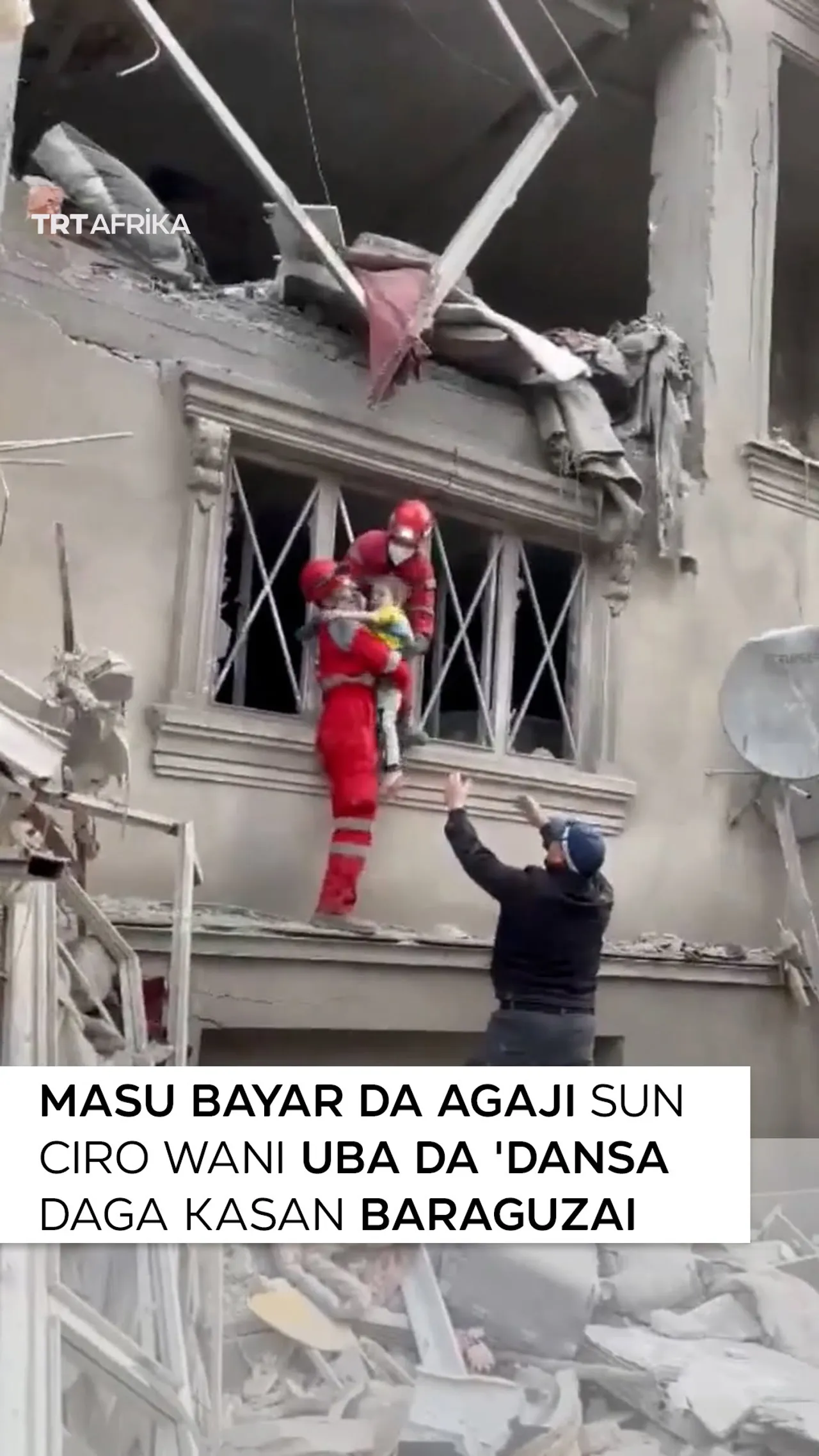 Masu bayar da agaji sun ciro wani uba da 'dansa daga kasan baraguzai