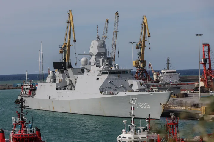 Het kabinet verlengt de missie van het fregat Evertsen met een maand