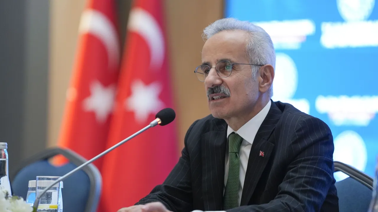 Ministro dos Transportes: Navio-tanque operado pela Türkiye é alvo de ataque perto de Istambul