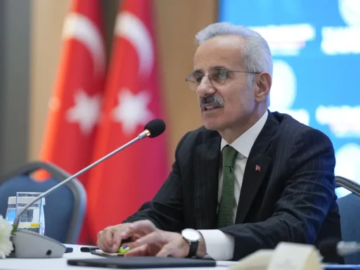 Ministro dos Transportes: Navio-tanque operado pela Türkiye é alvo de ataque perto de Istambul