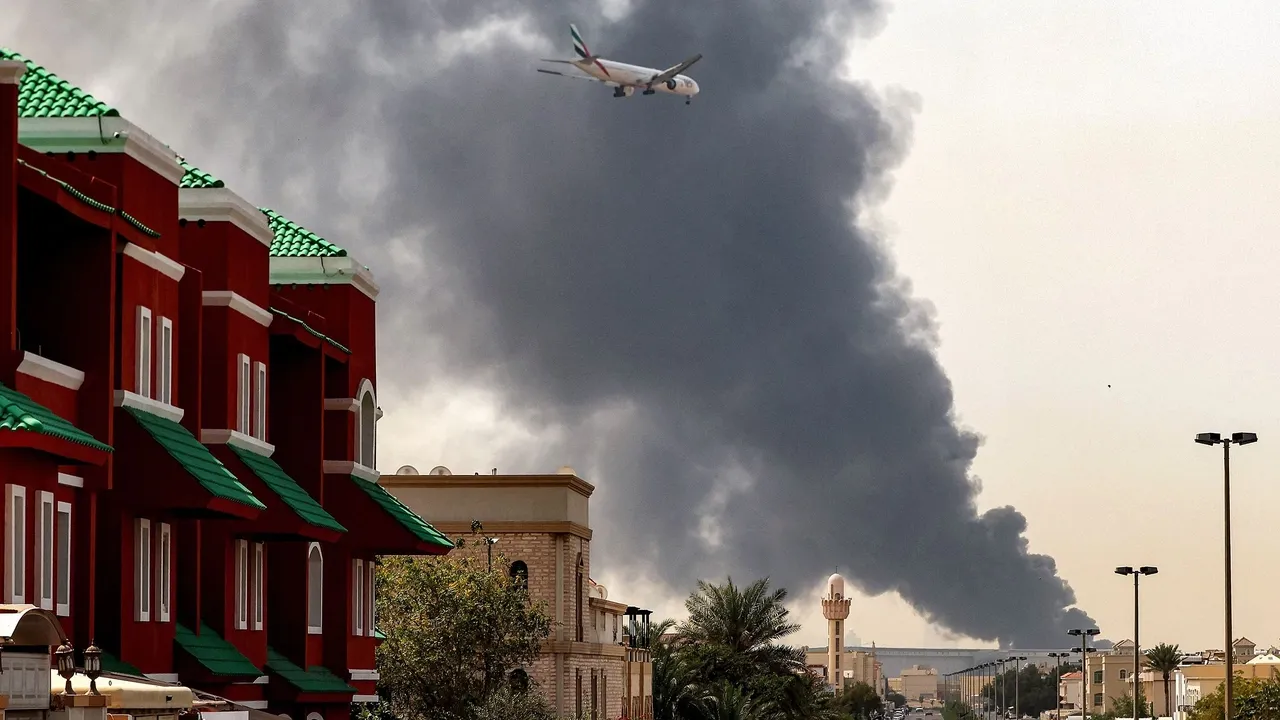 مقتل شخصين وإصابة 3 بسقوط شظايا صاروخ في أبوظبي.. وهجمات بمسيّرات تطال دولاً خليجية