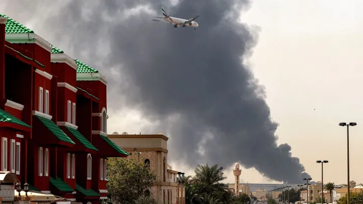 مقتل شخصين وإصابة 3 بسقوط شظايا صاروخ في أبوظبي.. وهجمات بمسيّرات تطال دولاً خليجية