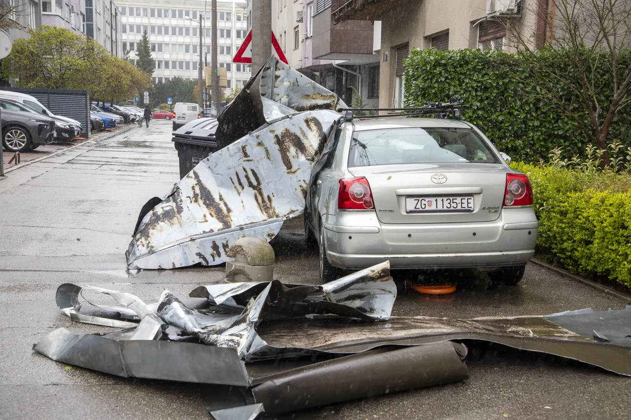Era e fortë rrëzon pemë në Zagreb, pezullohet mësimi në shkolla
