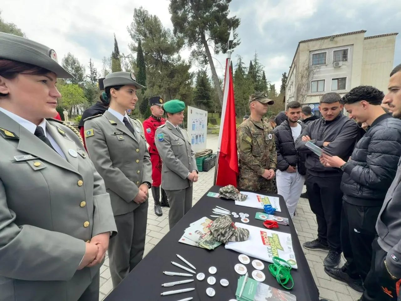 Ushtria shqiptare hap dyert në Kuçovë, thirrje për rekrutë të rinj