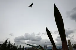 Игра на броеви на небото: Ракетните бранови на Иран ги тестираат одбранбените граници