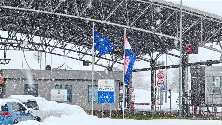 Blizu 20.000 domova bez struje zbog nevremena u Hrvatskoj, promet obustavljen na više pravaca