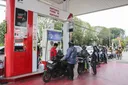 Antrean panjang karena lonjakan permintaan BBM di Sukoharjo, Jawa Tengah