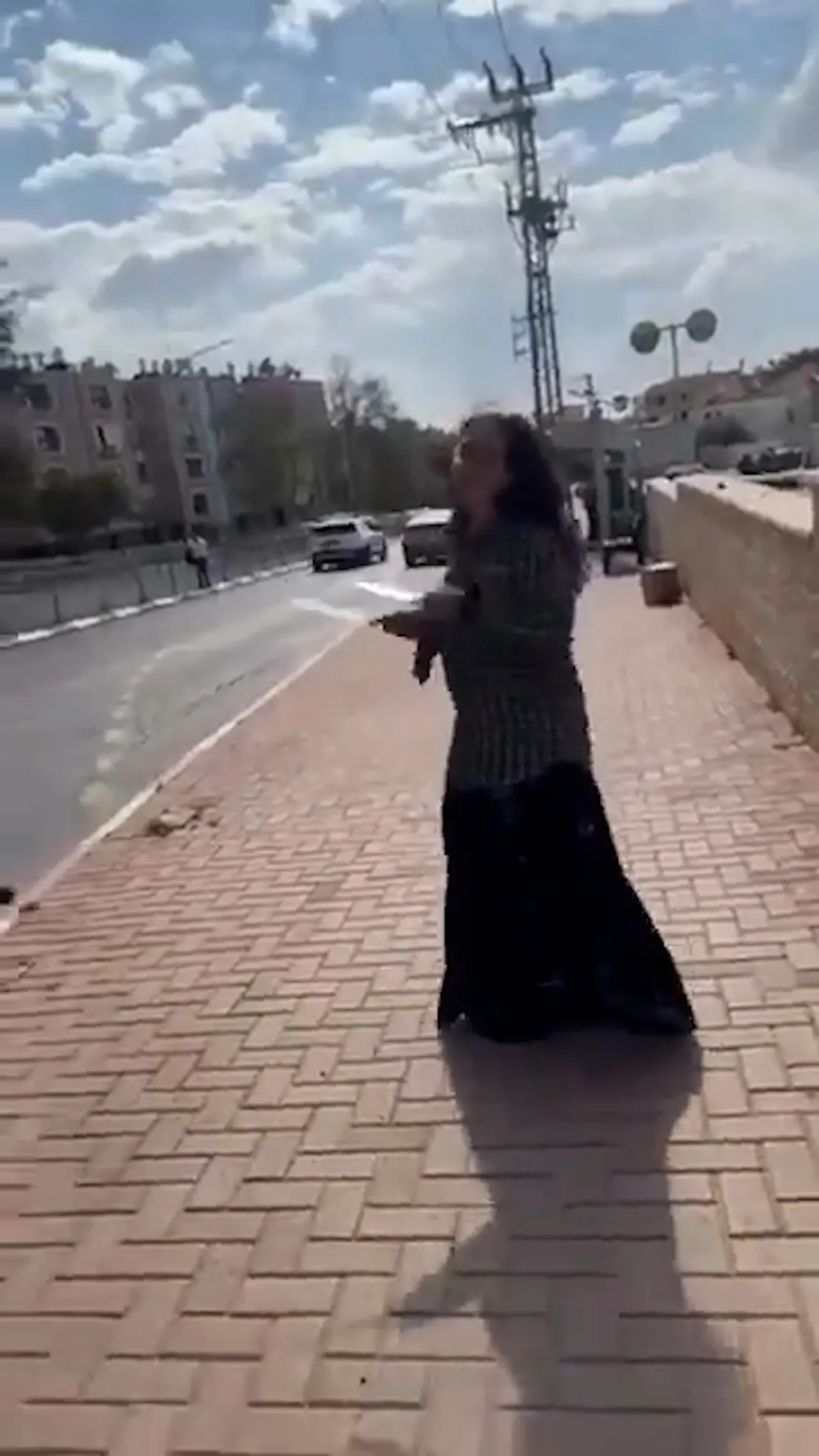 Wanita Israel mengacungkan pisau dan berlari ke arah penumpang bus sebelum ditahan