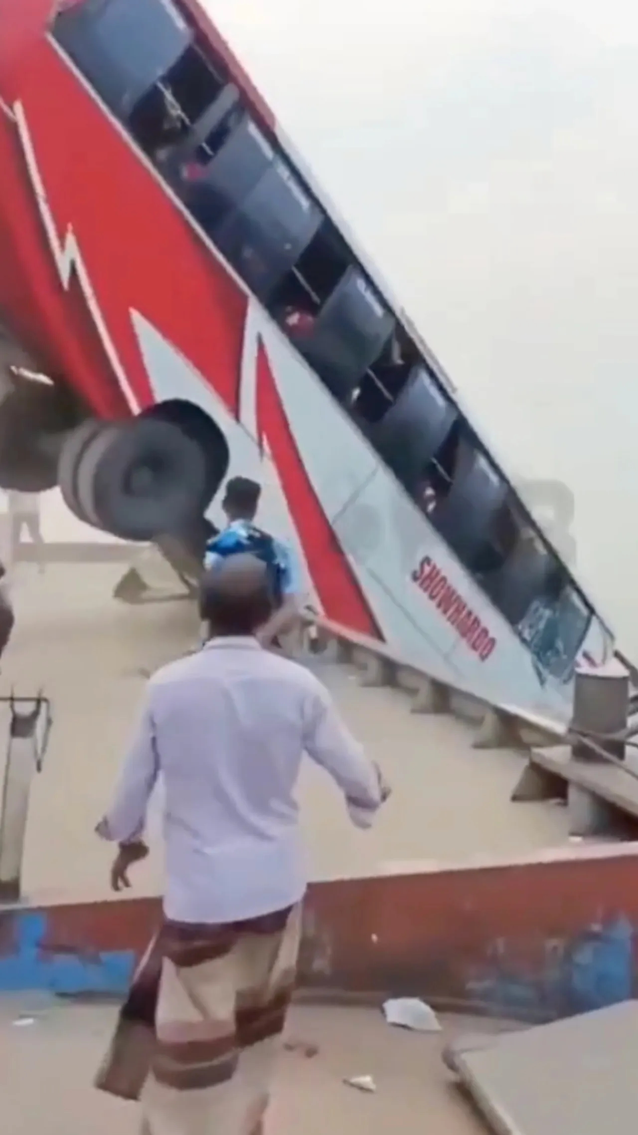 Puluhan tewas akibat bus jatuh ke Sungai Padma di Bangladesh