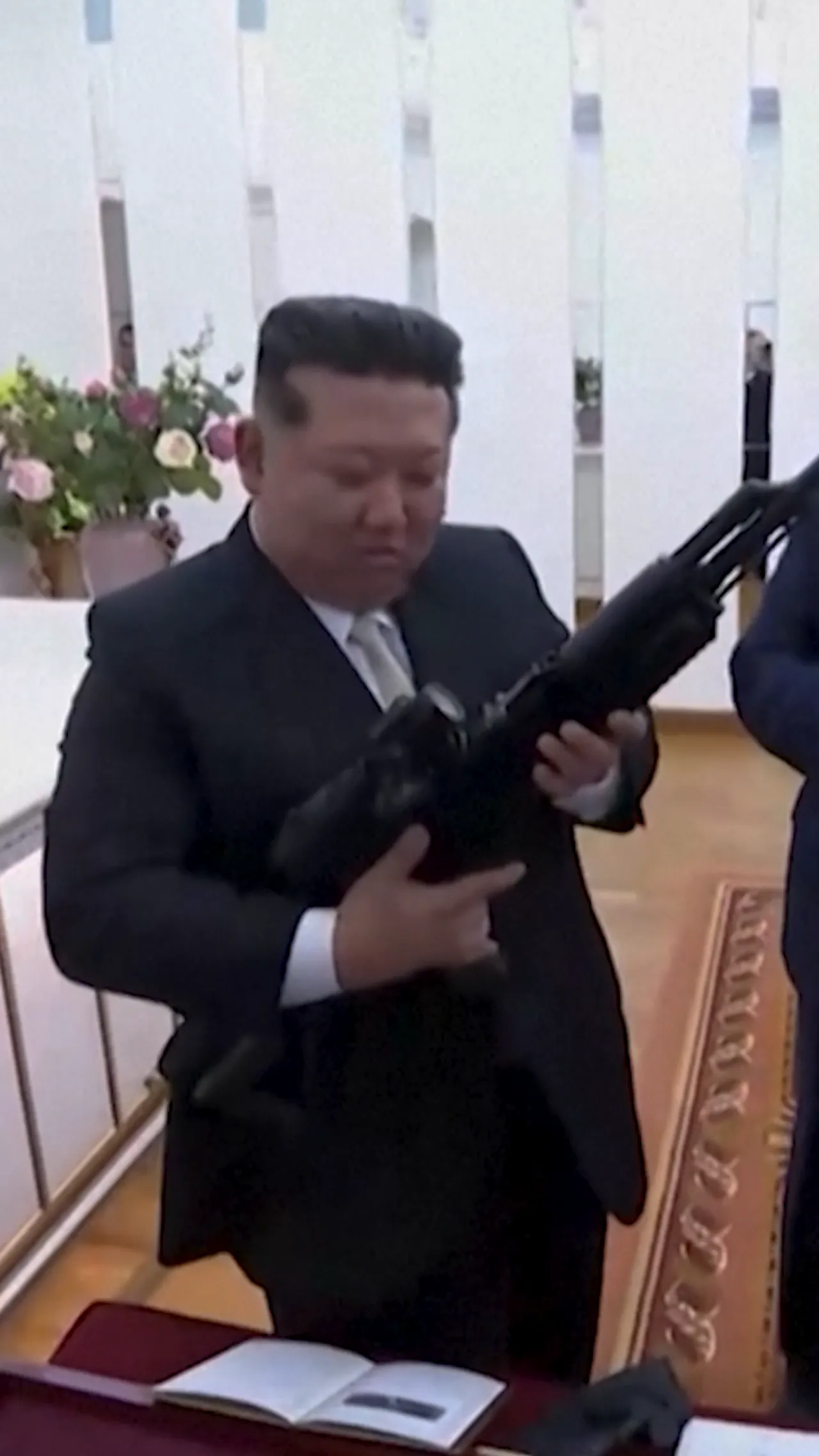 Lukashenko hadiahi Kim Jong-un senapan dan koin saat pertemuan di Pyongyang