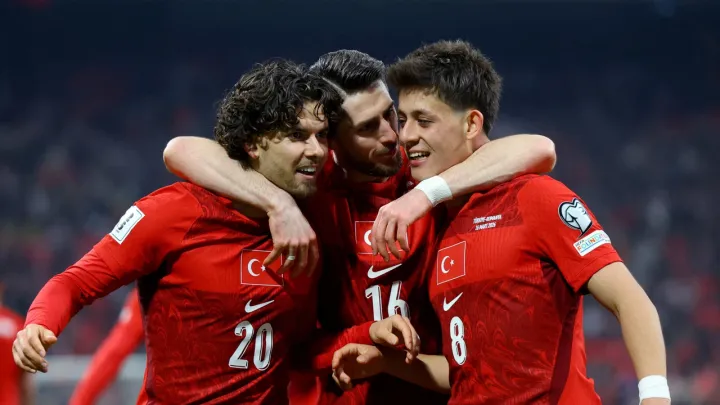 Türkiye vence a Roménia e fica a um passo do regresso ao Mundial